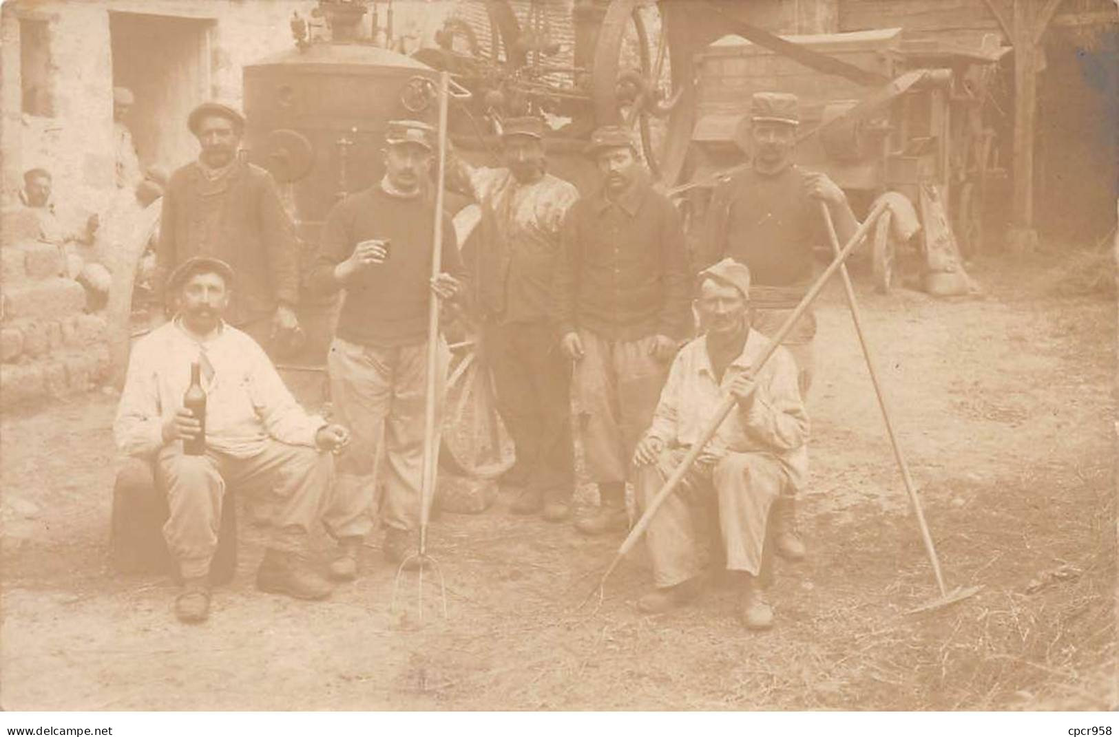 Métier - N°90800 - Hommes Devant Un Alambic - Carte Photo - Ambachten