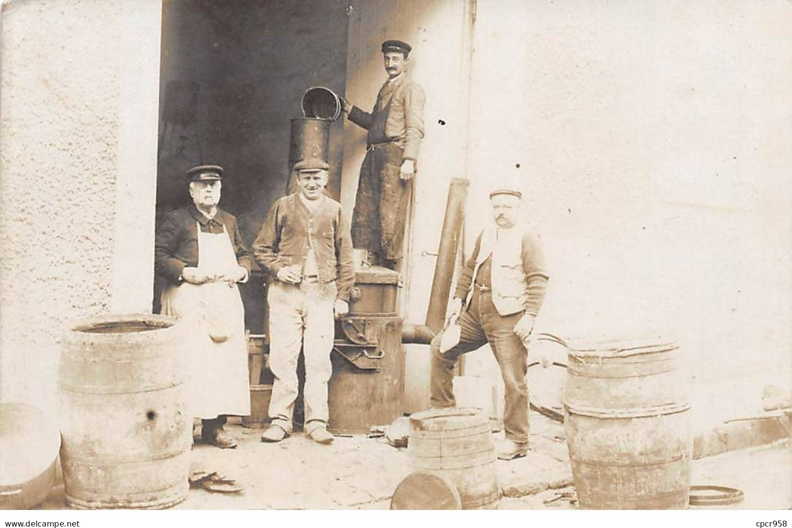 Métier - N°90795 - Hommes Près De Tonneaux, Et D'un Alambic ??? - Carte Photo - Artisanat