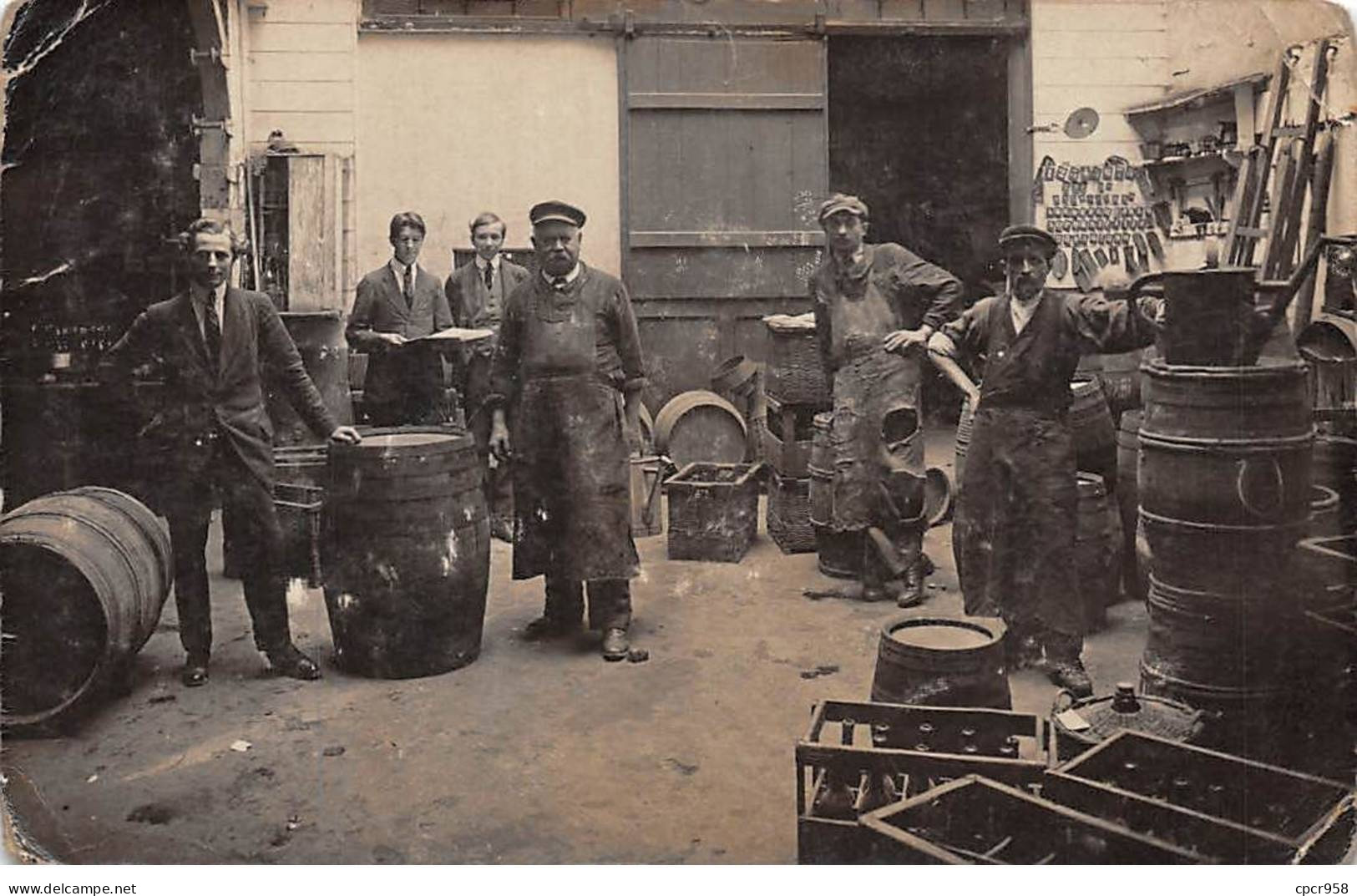 Métier - N°90797 - Hommes Près De Tonneaux Et De Casiers Dans Une Cour - Carte Photo - Artisanat