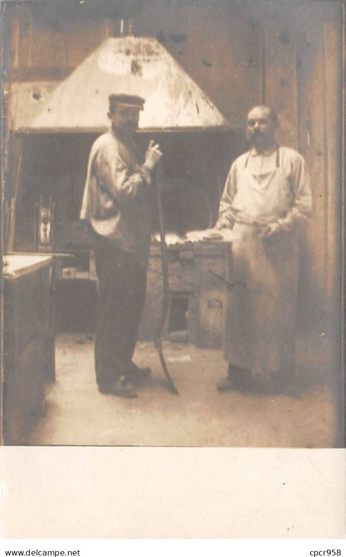 Métier - N°90794 - Hommes Dans Un Atelier, Un Tenant Une Pelle - Carte Photo - Craft