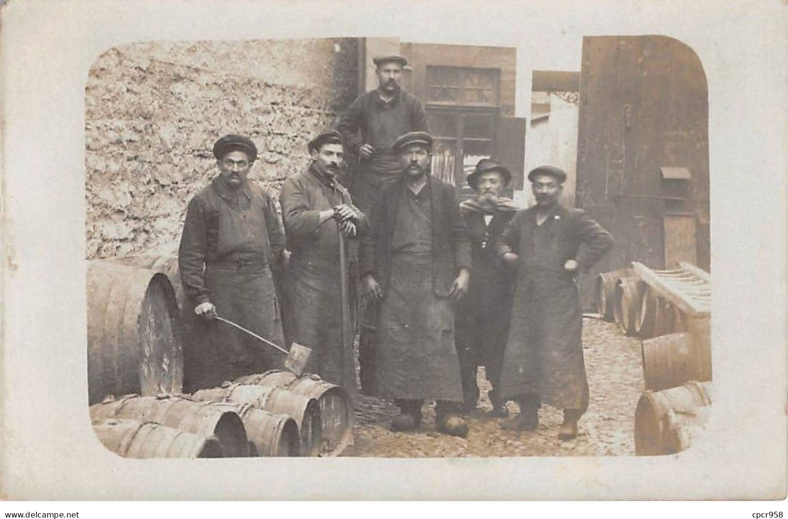 Métier - N°90796 - Hommes Près De Tonneaux Dans Une Petite Cour - Carte Photo - Craft