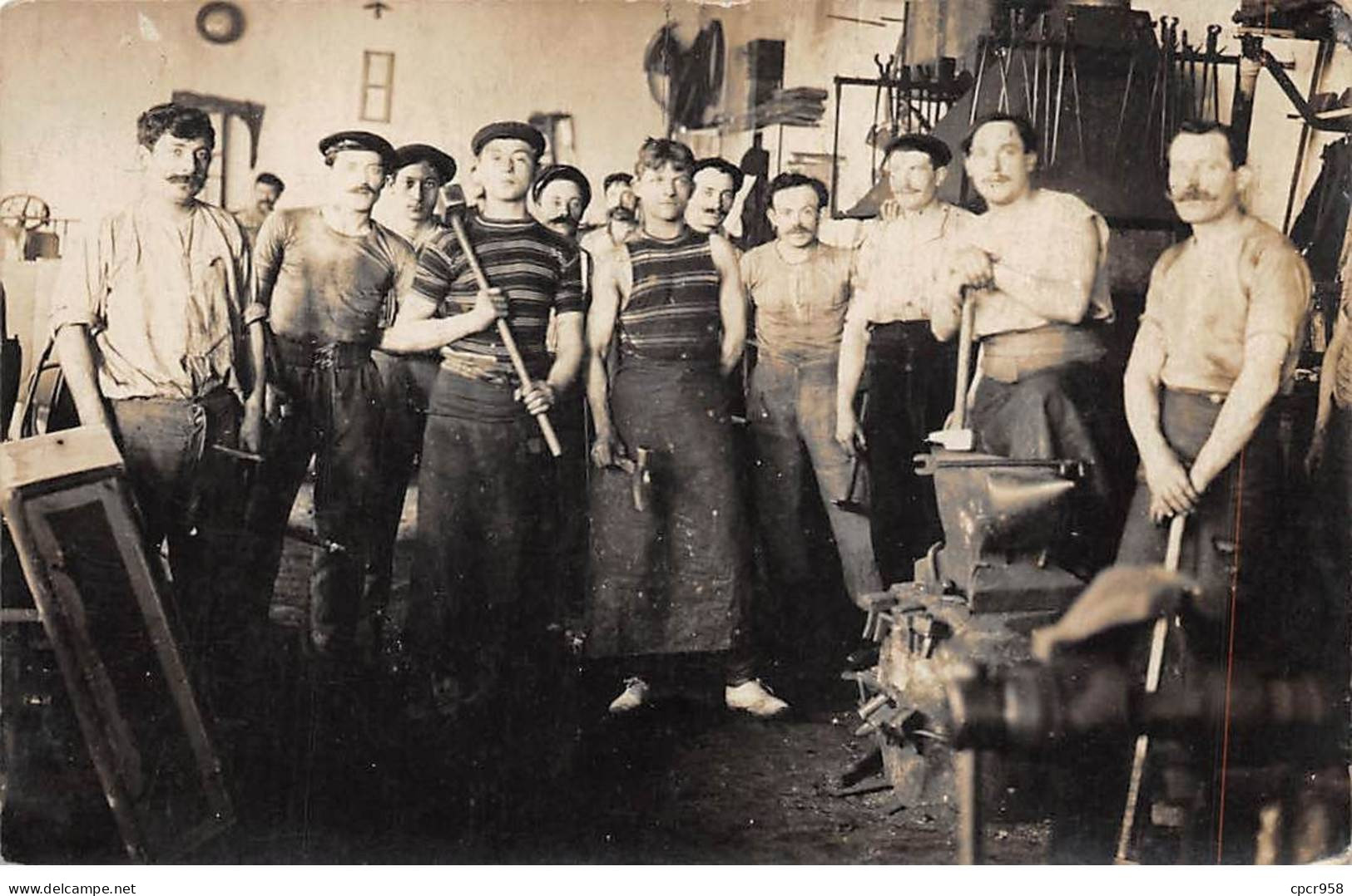 Métier - N°90788 - Hommes Dans Un Atelier, Certains Portant Masse Ou Marteau - Carte Photo - Industrial