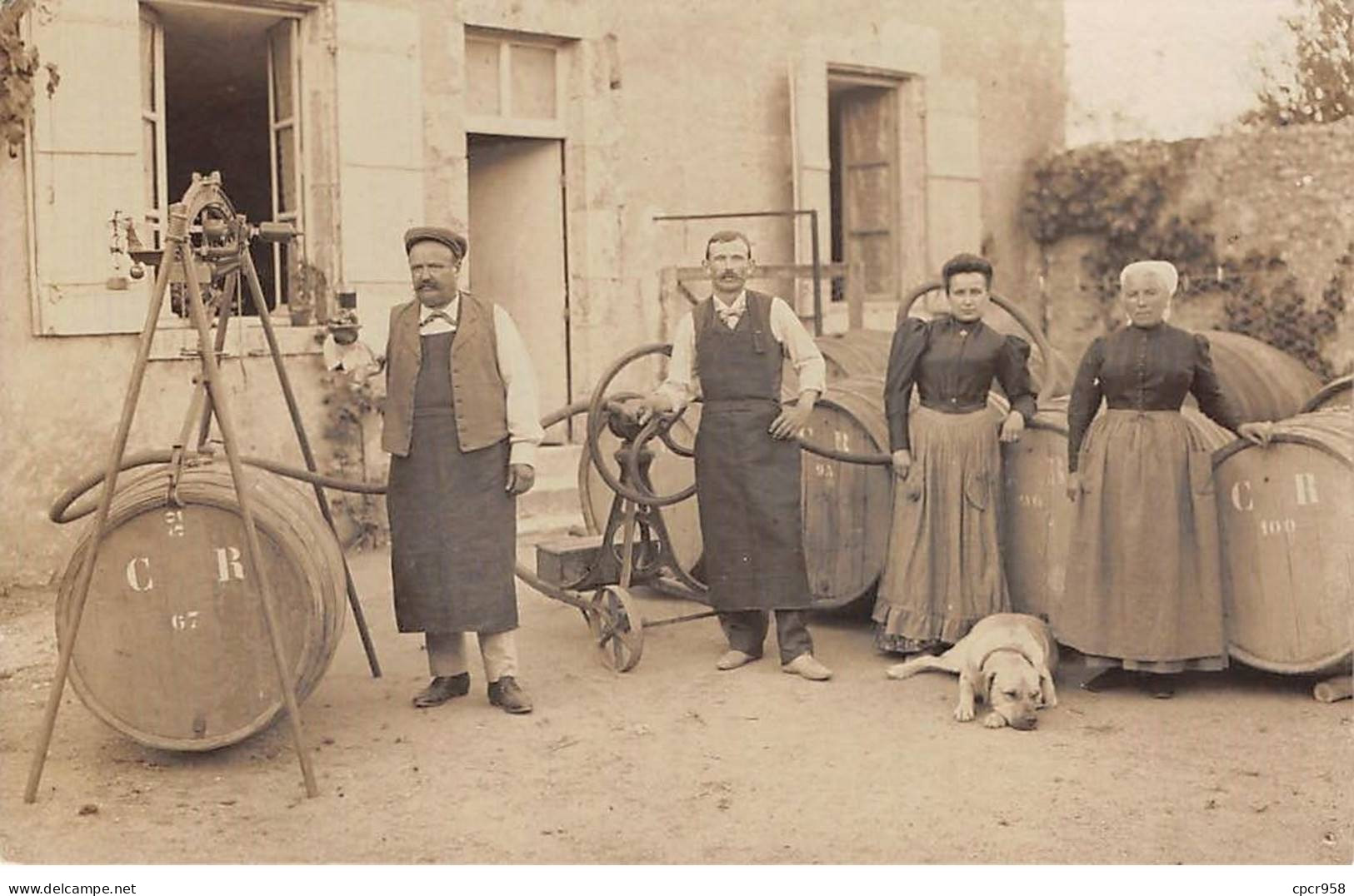 Métier - N°90798 - Hommes Remplissant Des Tonneaux Dans Une Cour - Carte Photo - Kunsthandwerk