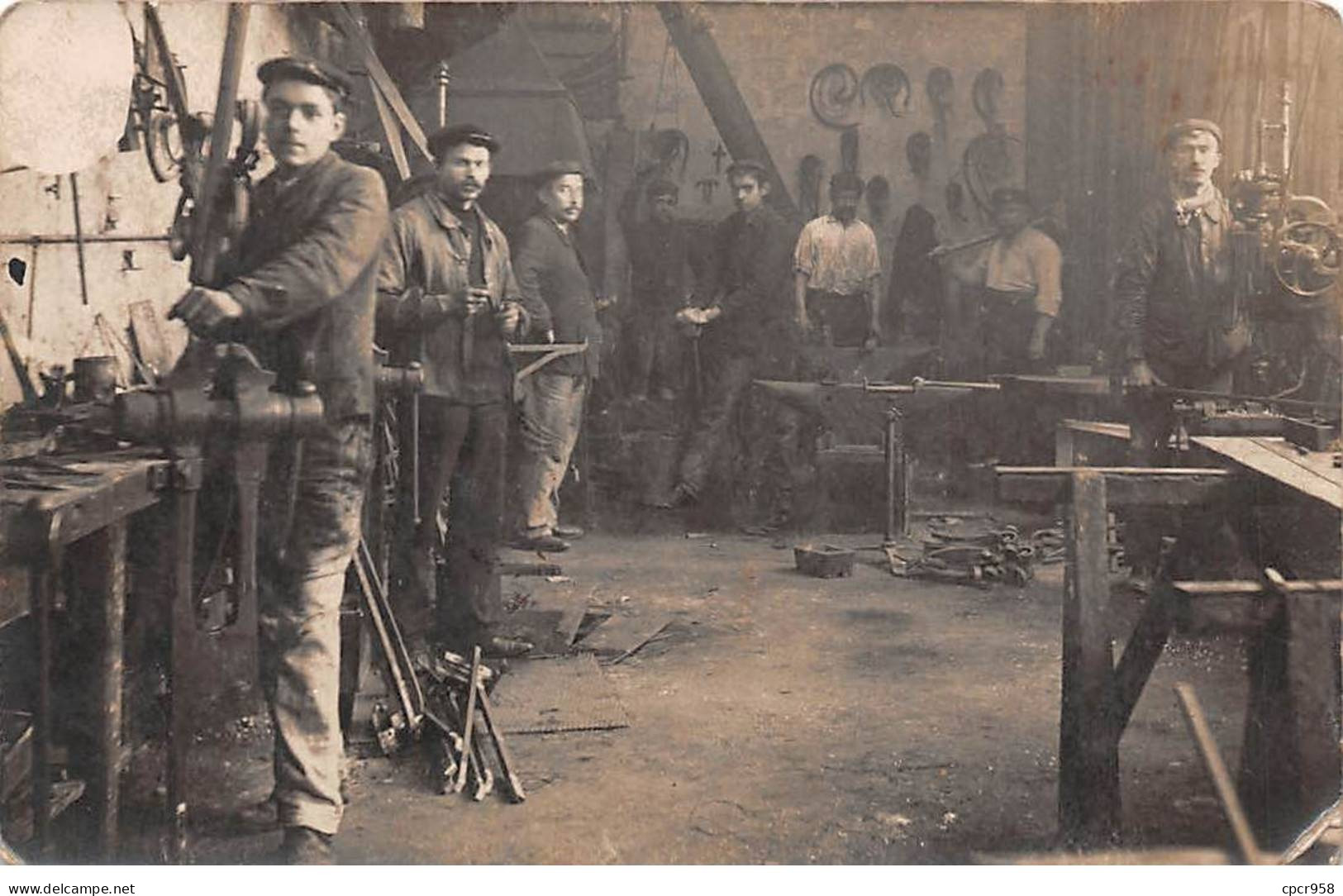 Métier - N°90786 - Un Atelier, Des Ouvriers Près De Leurs établis, Et Un étau - Carte Photo - Ambachten