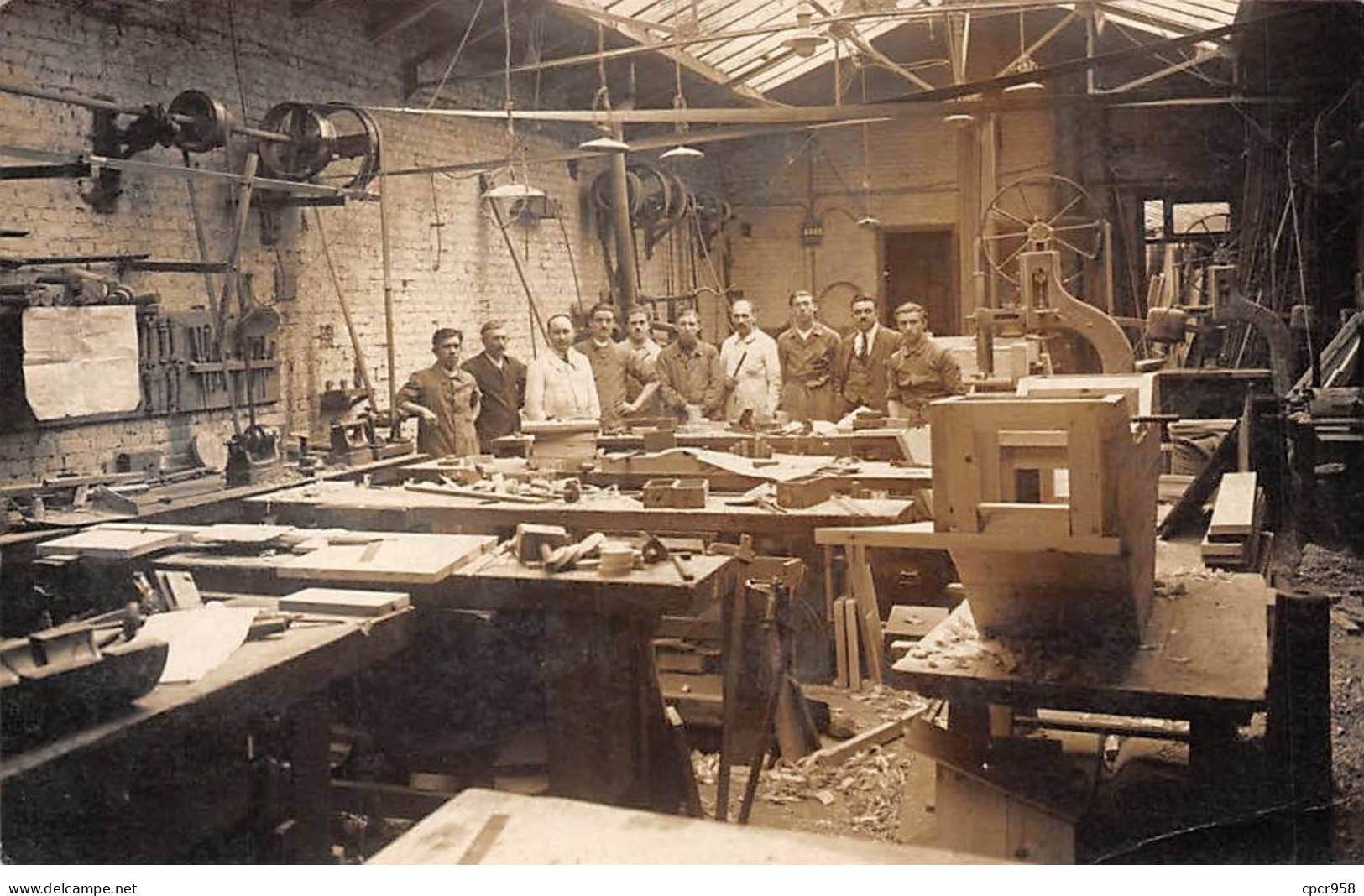 Métier - N°90781 - Hommes Dans Un Atelier De Menuiserie - Carte Photo - Artisanat