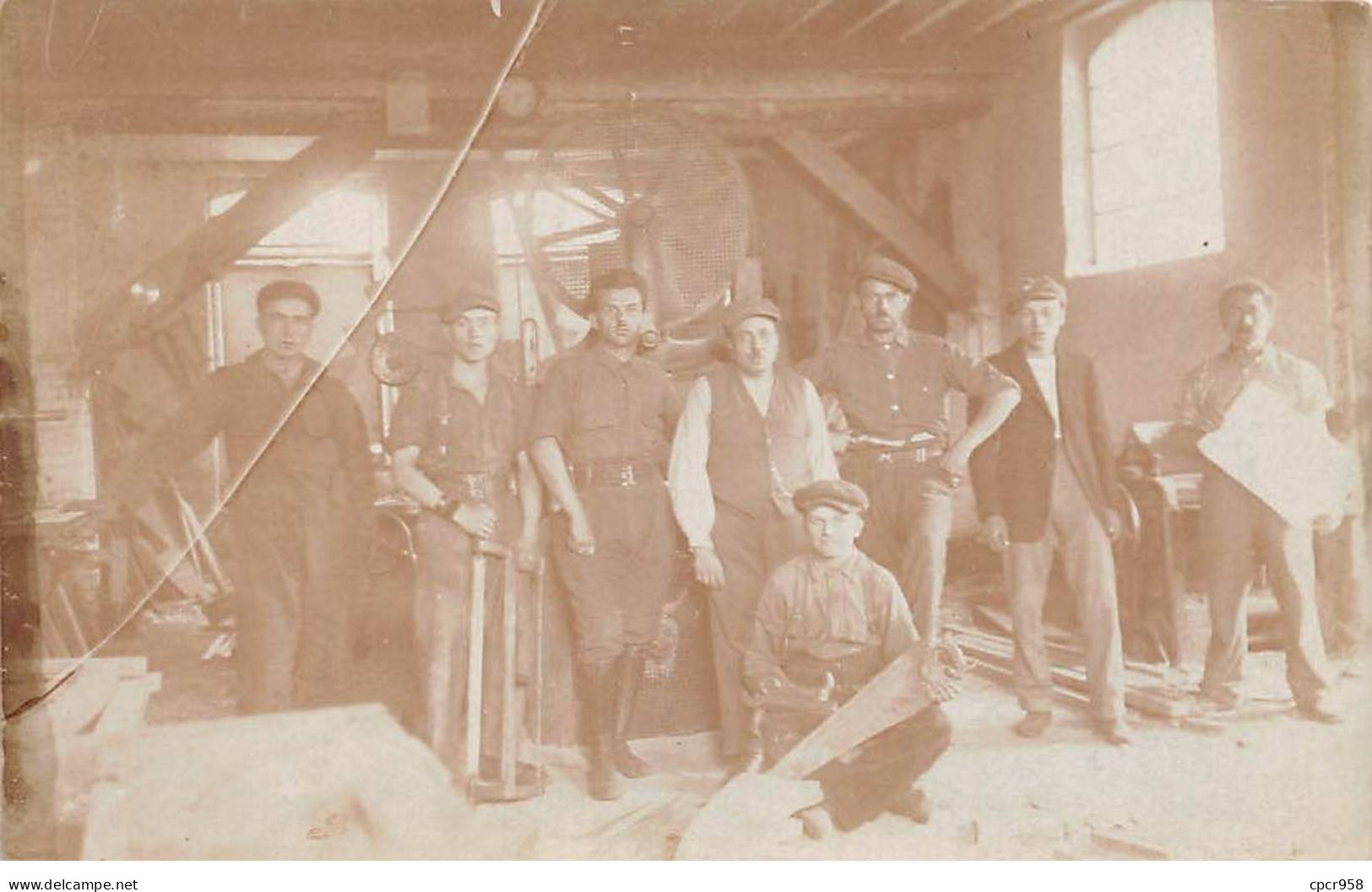 Métier - N°90782 - Hommes Dans Un Atelier De Menuiserie, Scies - Carte Photo - Artisanat