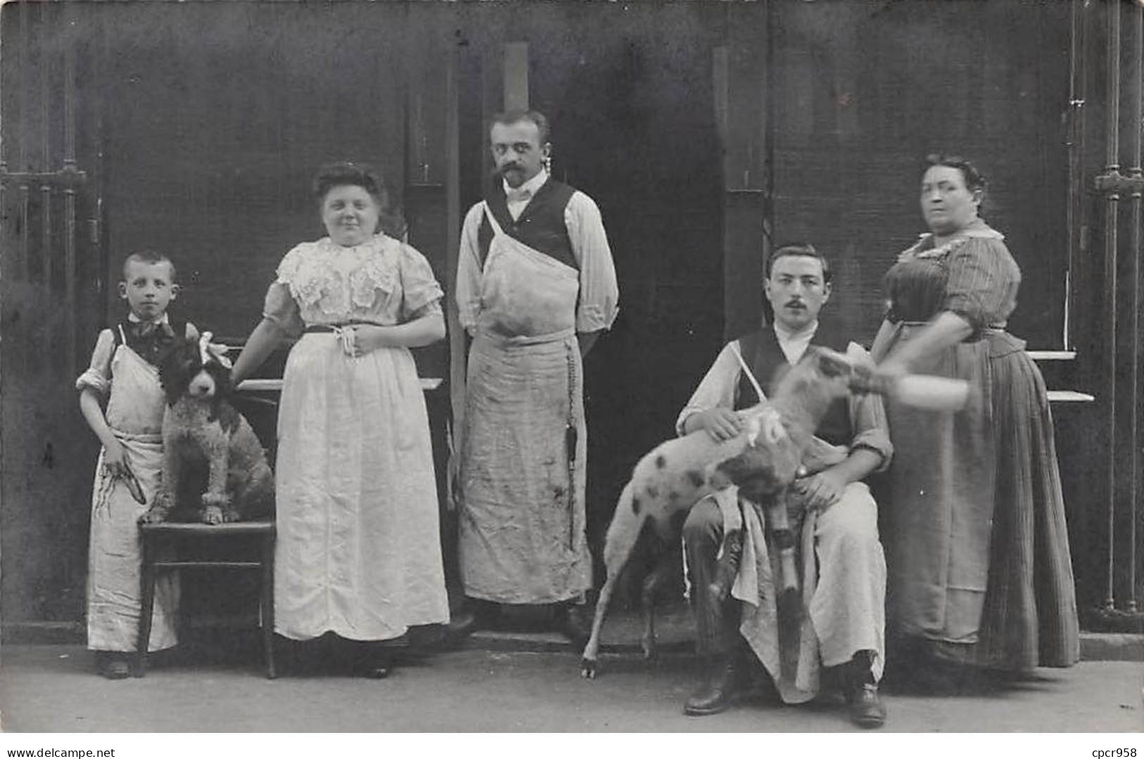 Métier - N°90777 - Hommes Et Femmes, Les Hommes Portant Des Tabliers De Bouchers - Carte Photo - Artisanat