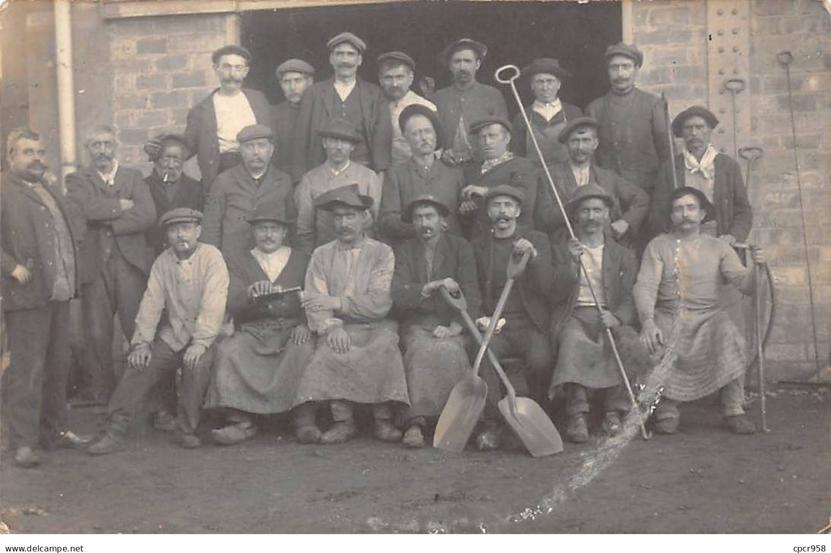 Métier - N°90775 - Souffleurs De Verre - Ouvriers Verriers Dans Une Cour - Carte Photo - Artigianato