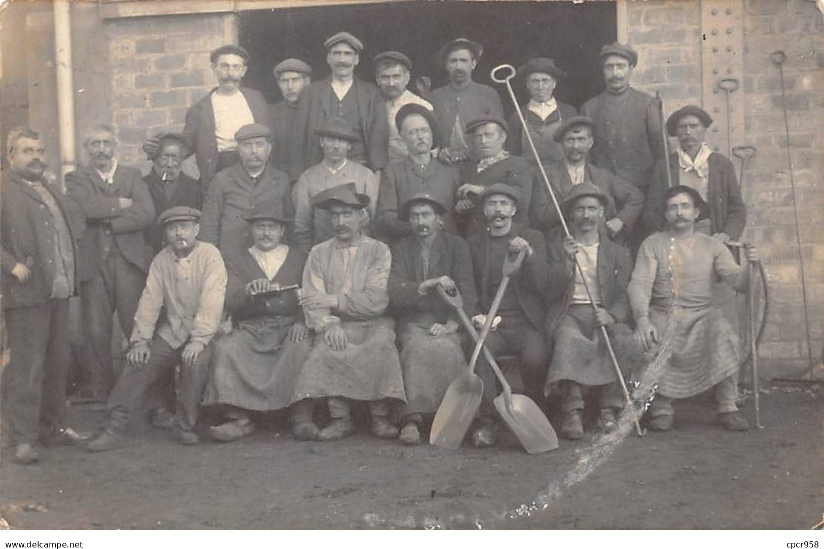 Métier - N°90775 - Souffleurs De Verre - Ouvriers Verriers Dans Une Cour - Carte Photo - Craft