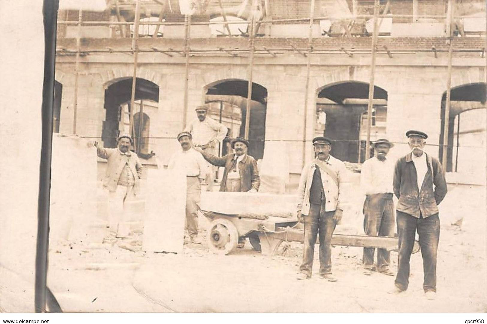 Métier - N°90778 - Ouvriers Près De Grosses Pierre Pour Un Bâtiment Avec échafaudage  - Carte Photo - Ambachten