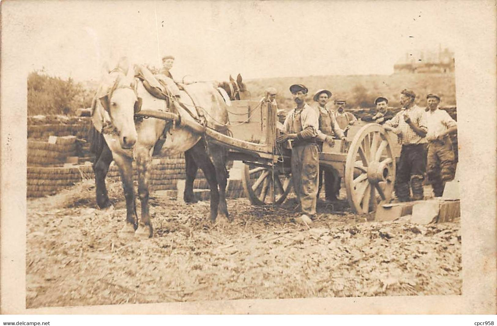 Métier - N°90770 - Ardoisière - Hommes Transportant Des Tuiles En Ardoise - Carte Photo - Kunsthandwerk