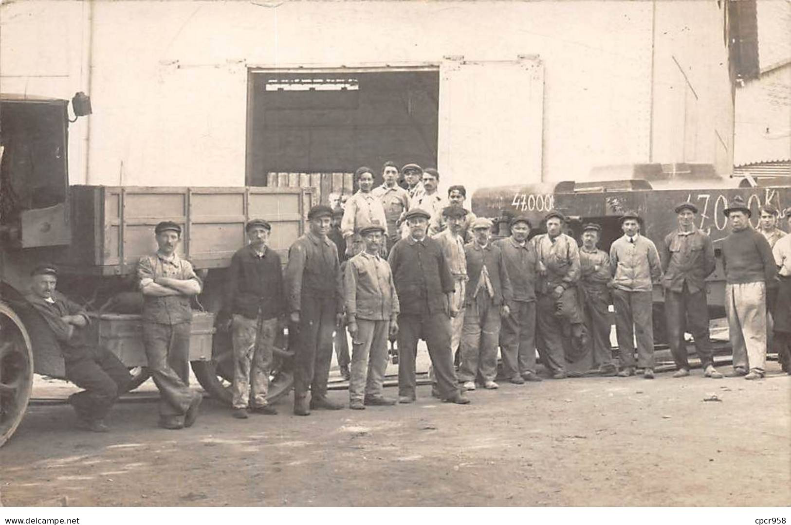 Métier - N°90771 - Groupe D'hommes Près De Camion Dans Une Cour - Carte Photo - Ambachten