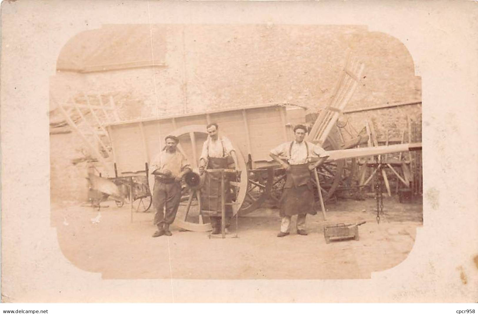 Métier - N°90768 - Hommes Travaillant Sur Les Roues D'une Charrette - Charron ???  - Carte Photo - Artisanat