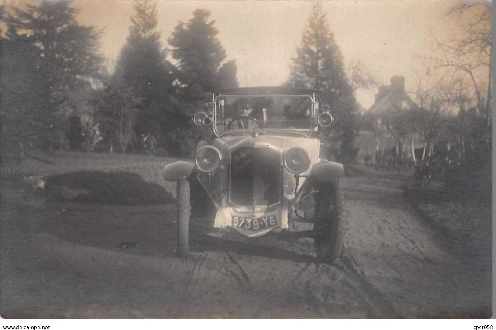 Automobile - N°90836 - Homme Au Volant D'une Voiture Dion-Bouton Dans Une Allée - Carte Photo - Toerisme