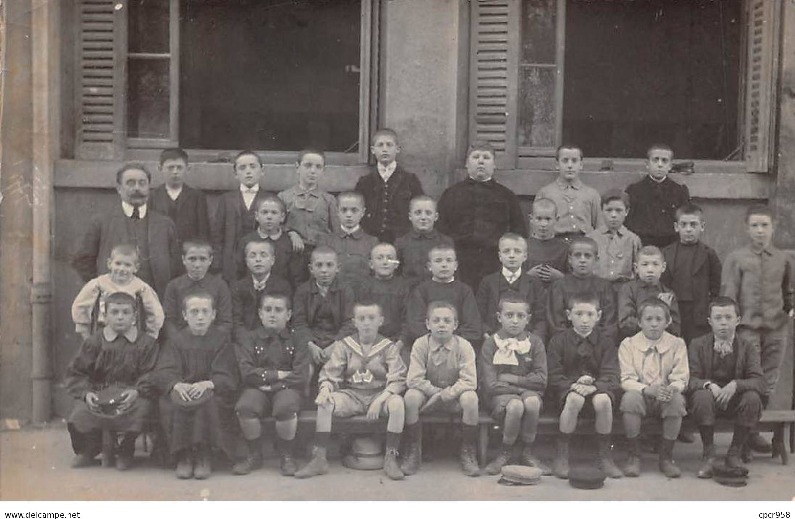 Ecoles - N°90852 - Photo D'une Classe De Jeunes Garçons Dans Une Cour - Carte Photo - Schools