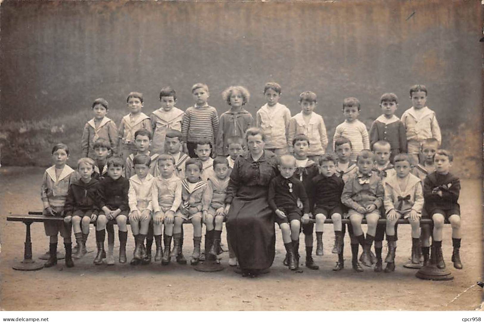 Ecoles - N°90851 - Photo D'une Classe De Jeunes Garçons Entourant Leur Maîtresse - Carte Photo - Schulen