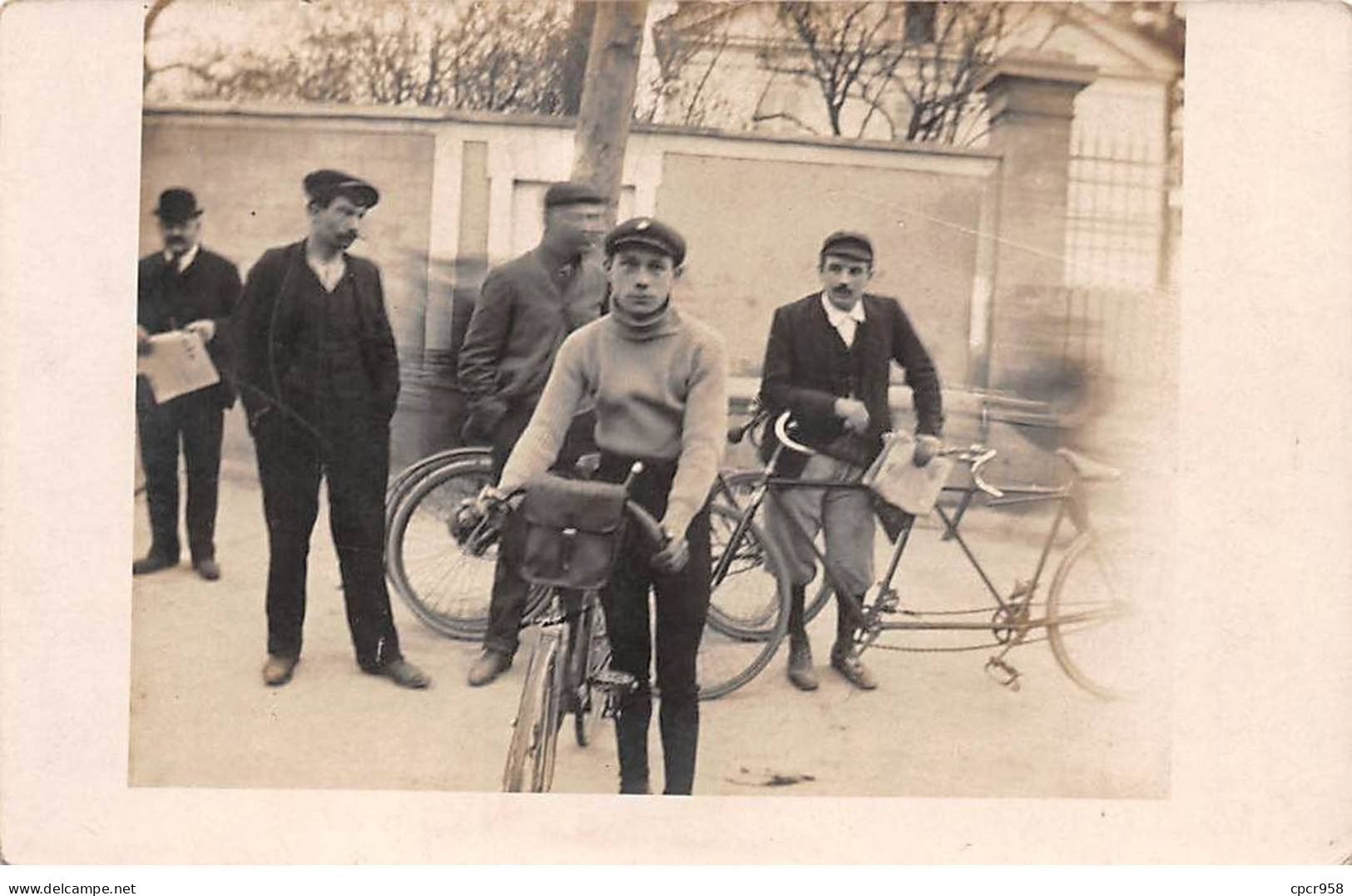 Sports - N°90857 - Cyclisme - Hommes Près De Vélos, Et Un Tandem - Carte Photo - Cycling