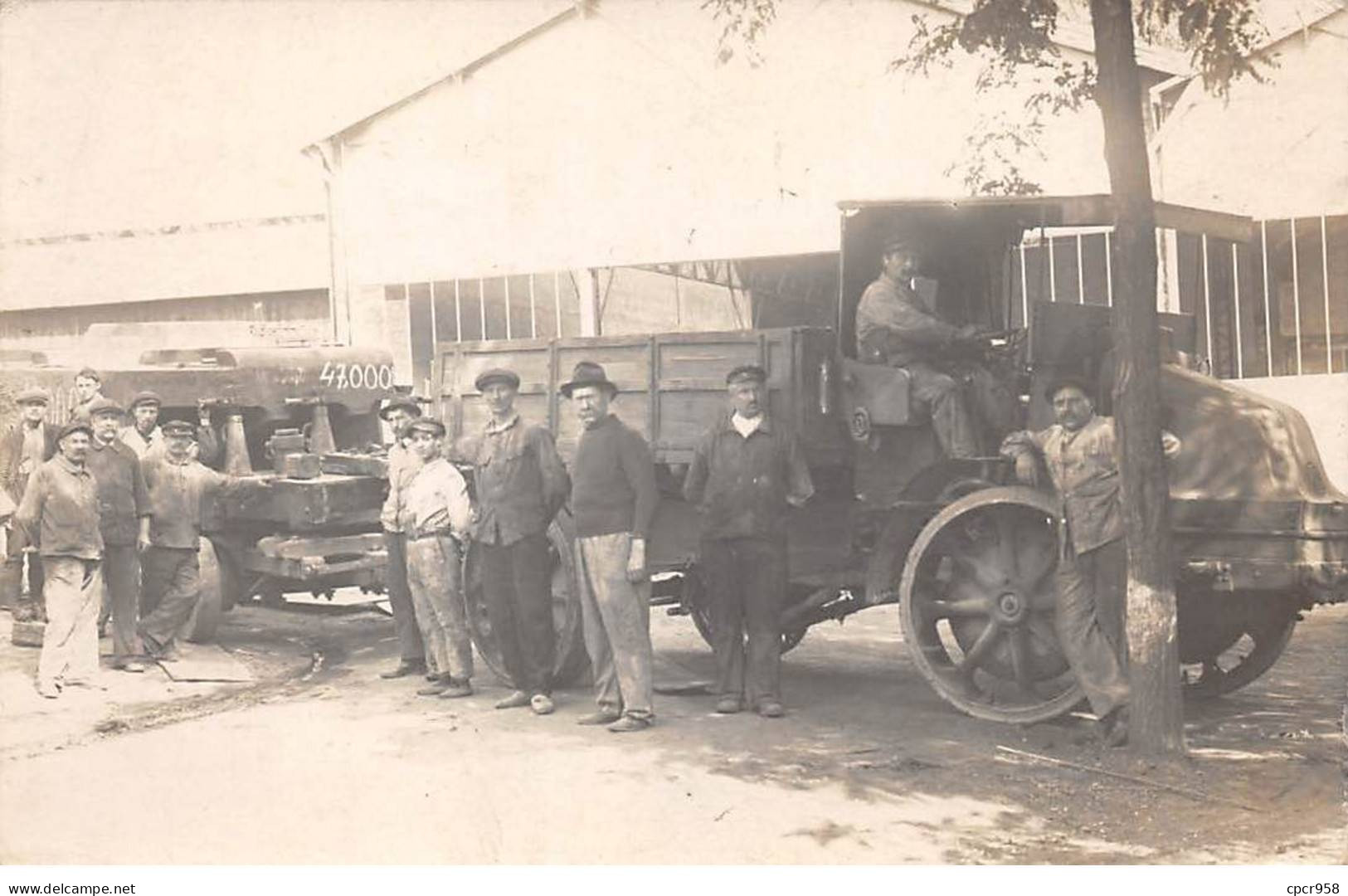 Automobile - N°90834 - Hommes Devant Un Camion Tirant Une Remorque - Carte Photo - Vrachtwagens En LGV