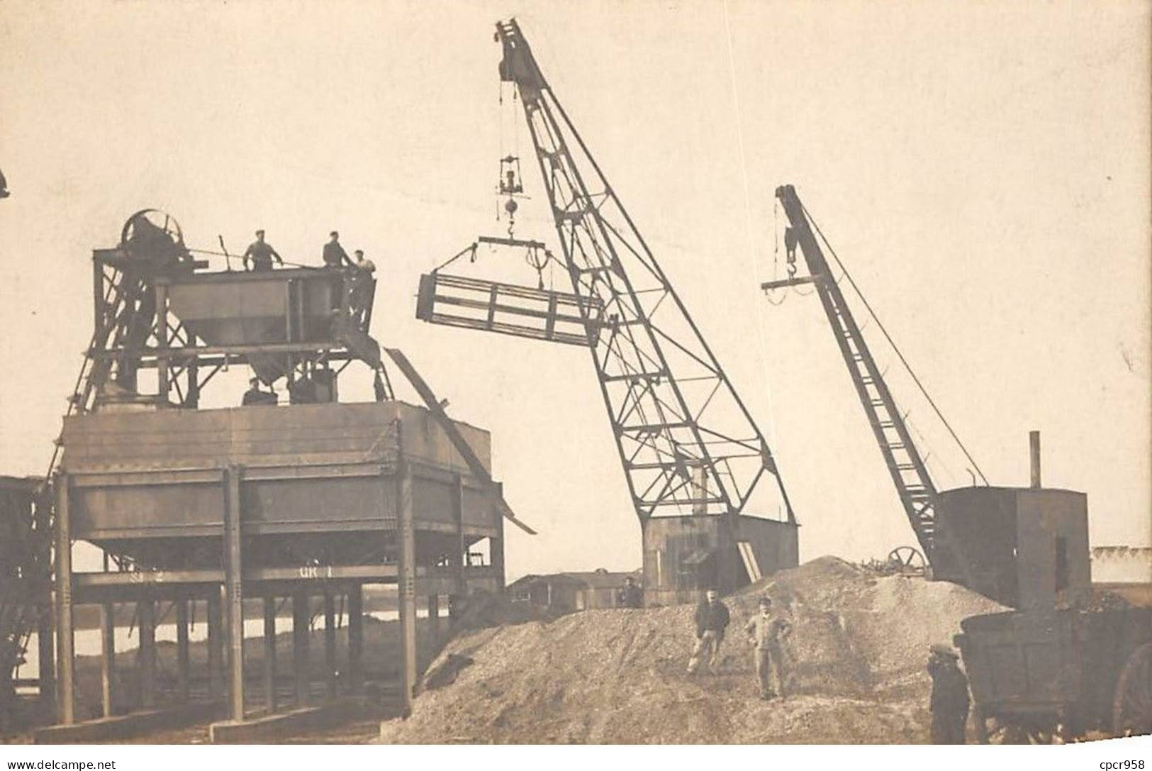 Métier - N°90764 - Chantier Avec Des Machines D'extraction, Grues - Carte Photo à Localiser - Autres & Non Classés