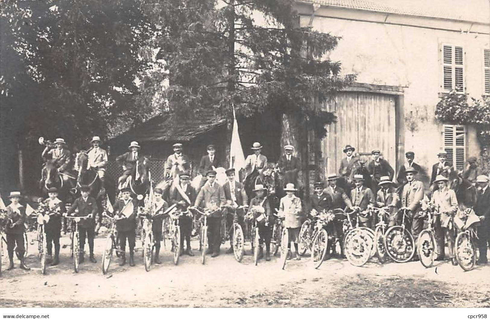 Sports - N°90856 - Cyclisme - Enfants Et Hommes Près De Vélos Fleurie, D'autres Sur Des Chevaux -Carte Photo à Localiser - Wielrennen