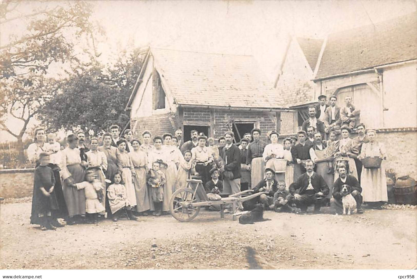 Agriculture - N°90737 - Hommes, Femmes Et Enfants Dans Une Cour De Ferme Avec Une Brouette - Carte Photo - Boerderijen