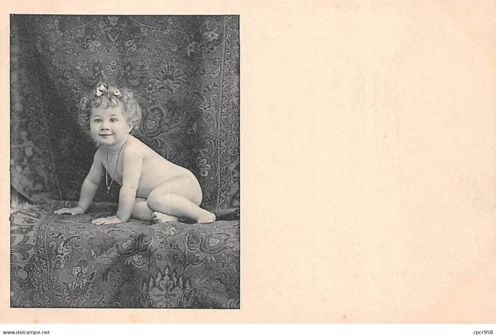 Enfant - N°90756 - Bébé Sur Une Couverture - Portretten