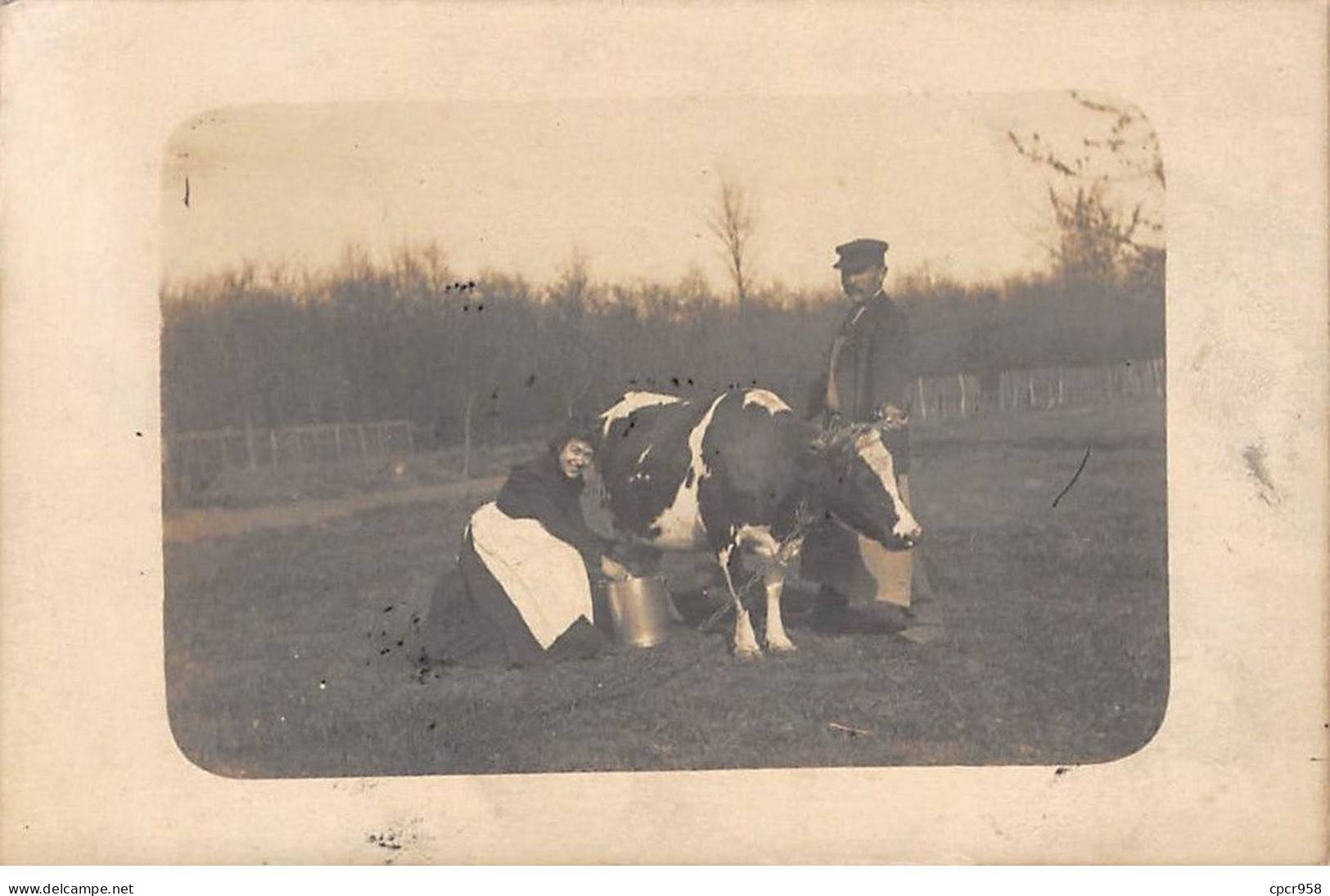 Agriculture - N°90732 - Femme Trayant Une Vache Dans Un Champs, Tandis Qu'un Homme Tiens La Vache - Carte Photo - Crías