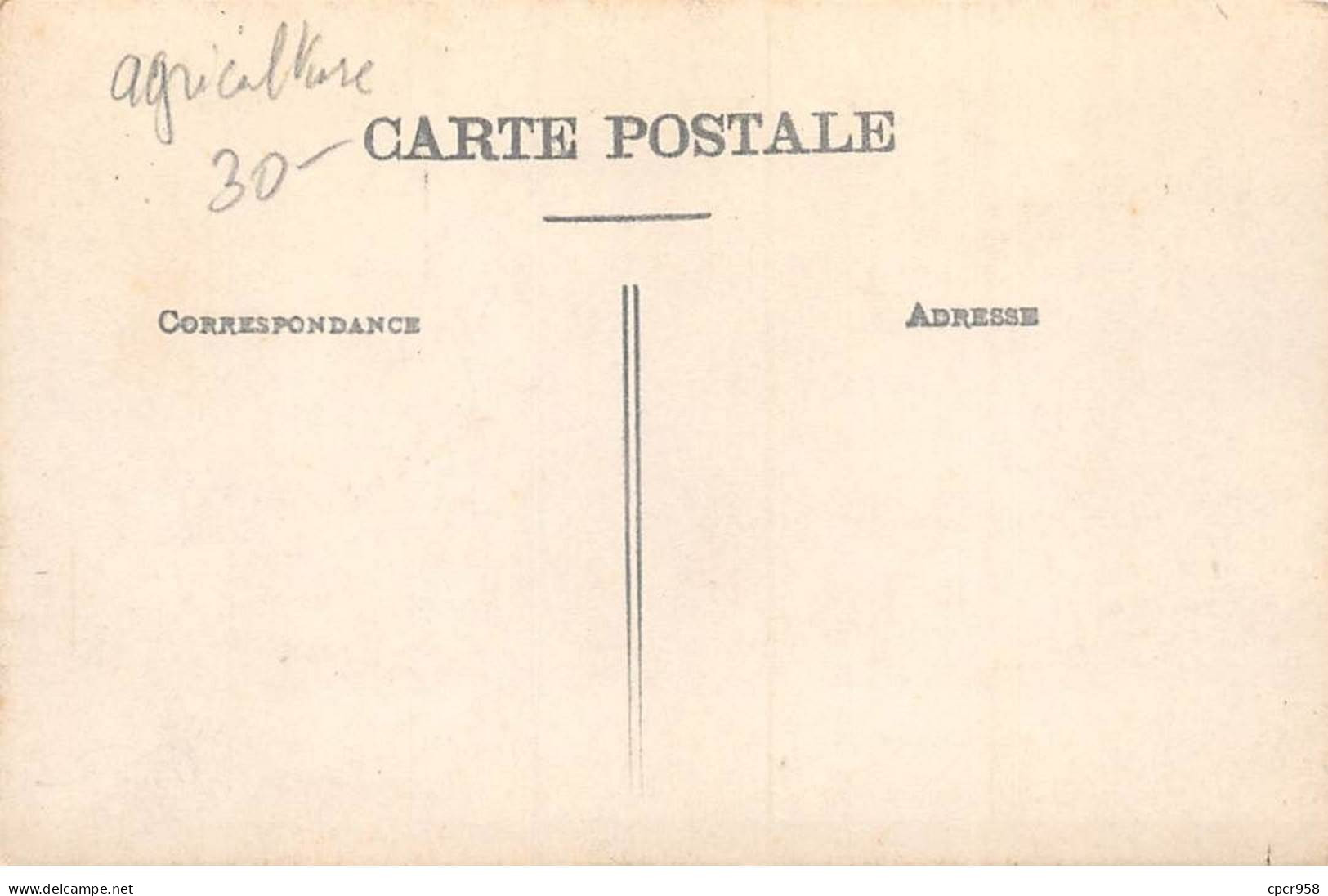 Agriculture - N°90729 - Hommes Dans Une Charrette Pour Ramasser Le Foin, Un Homme Avec Un Tas De Foin Devant Lui - Other & Unclassified