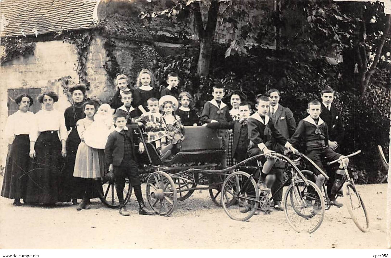 78 - N°90561 - ELANCOURT - Orphelinat, Enfants Dans Une Voiture Tirée Par Des Vélos - Carte Photo - Elancourt