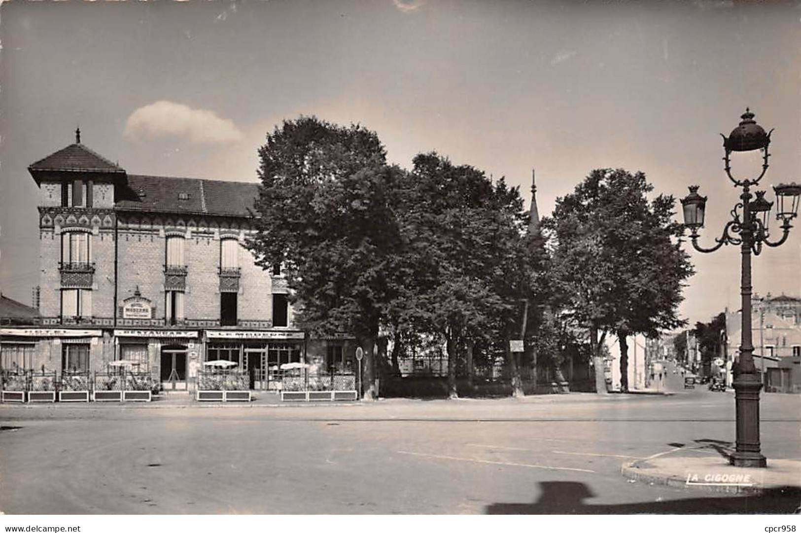 08. San67870. Rethel. Place De La Gare.  N°0836209. Edition La Cigogne. Cpsm 9X14 Cm. - Rethel