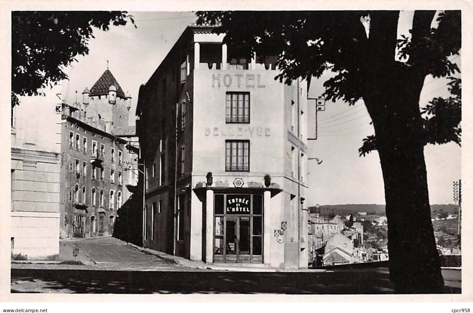 07. San67866. Aubenas. Le Chateau. Rue Henri Silhol Et Hotel Bellevue. N°40142. Edition La Cigogne . Cpsm 9X14 Cm. - Aubenas