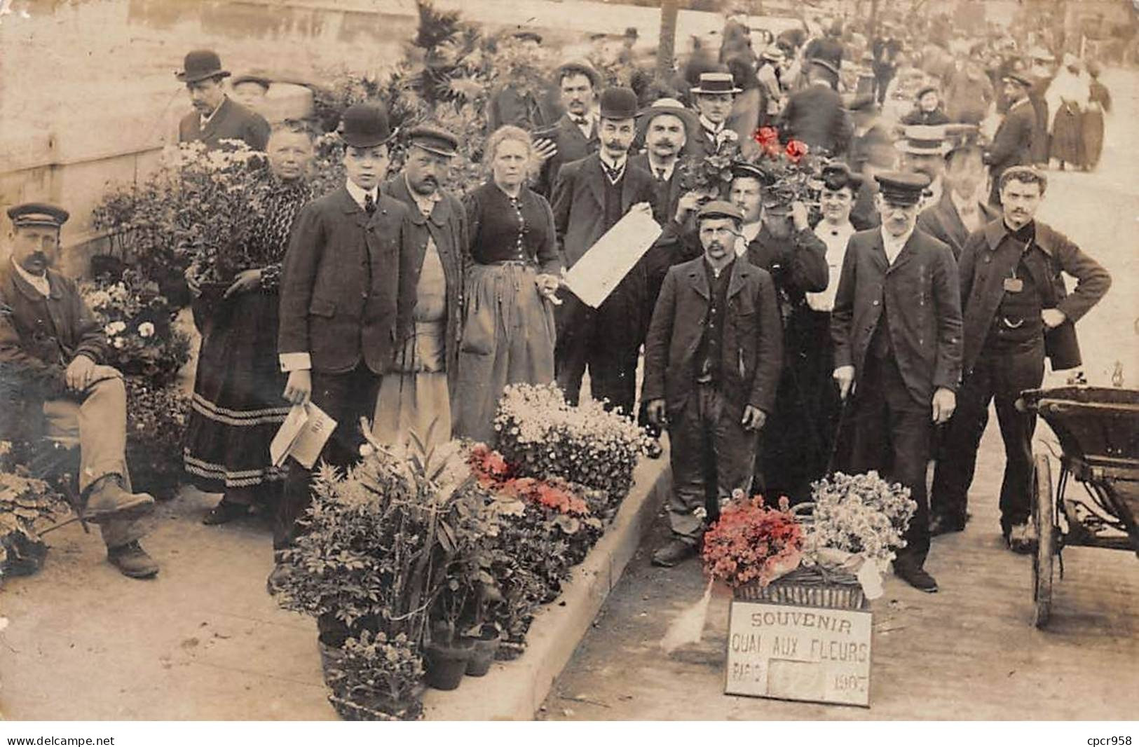 75004 - N°90529 - PARIS - Quai Aux Fleurs - Souvenir - Carte Photo - Arrondissement: 04