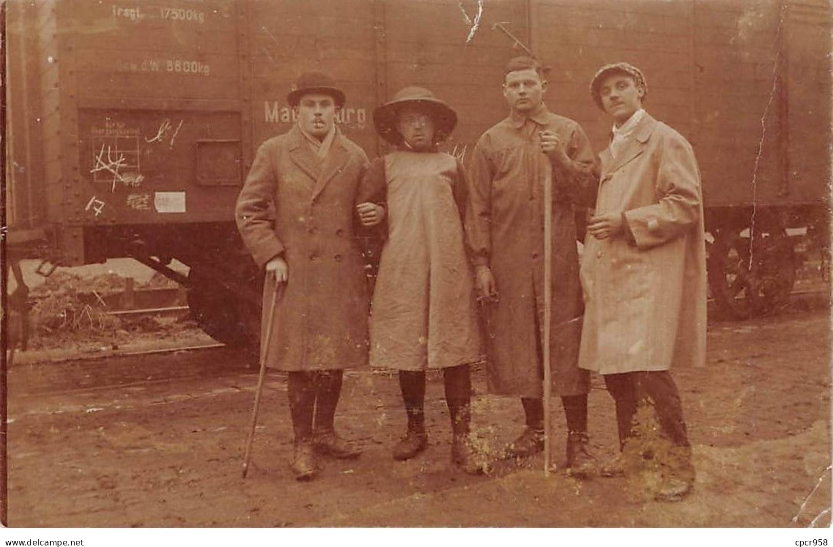 Chemins De Fer - N°91671 - Personnes Près D'un Train - Carte Photo, Vendue En L'état - Treinen