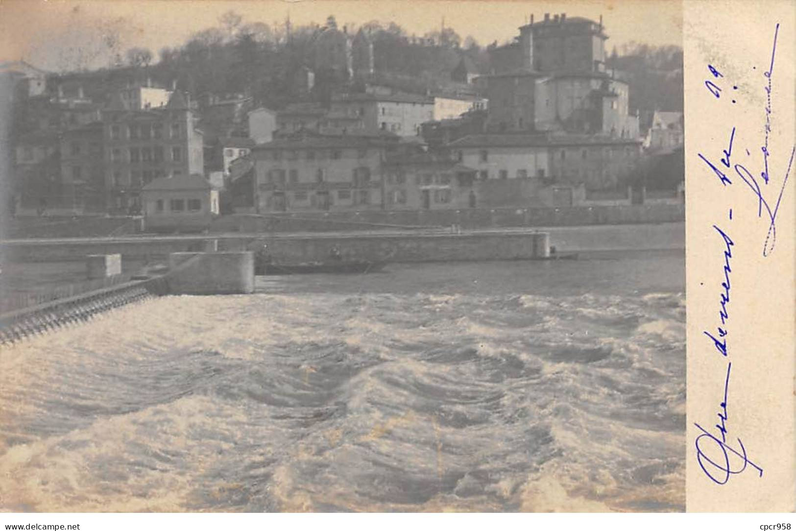 69 - N°91448 - LYON - La Ville Avec Un Bateau Sur L'eau - Carte Photo - Lyon 1