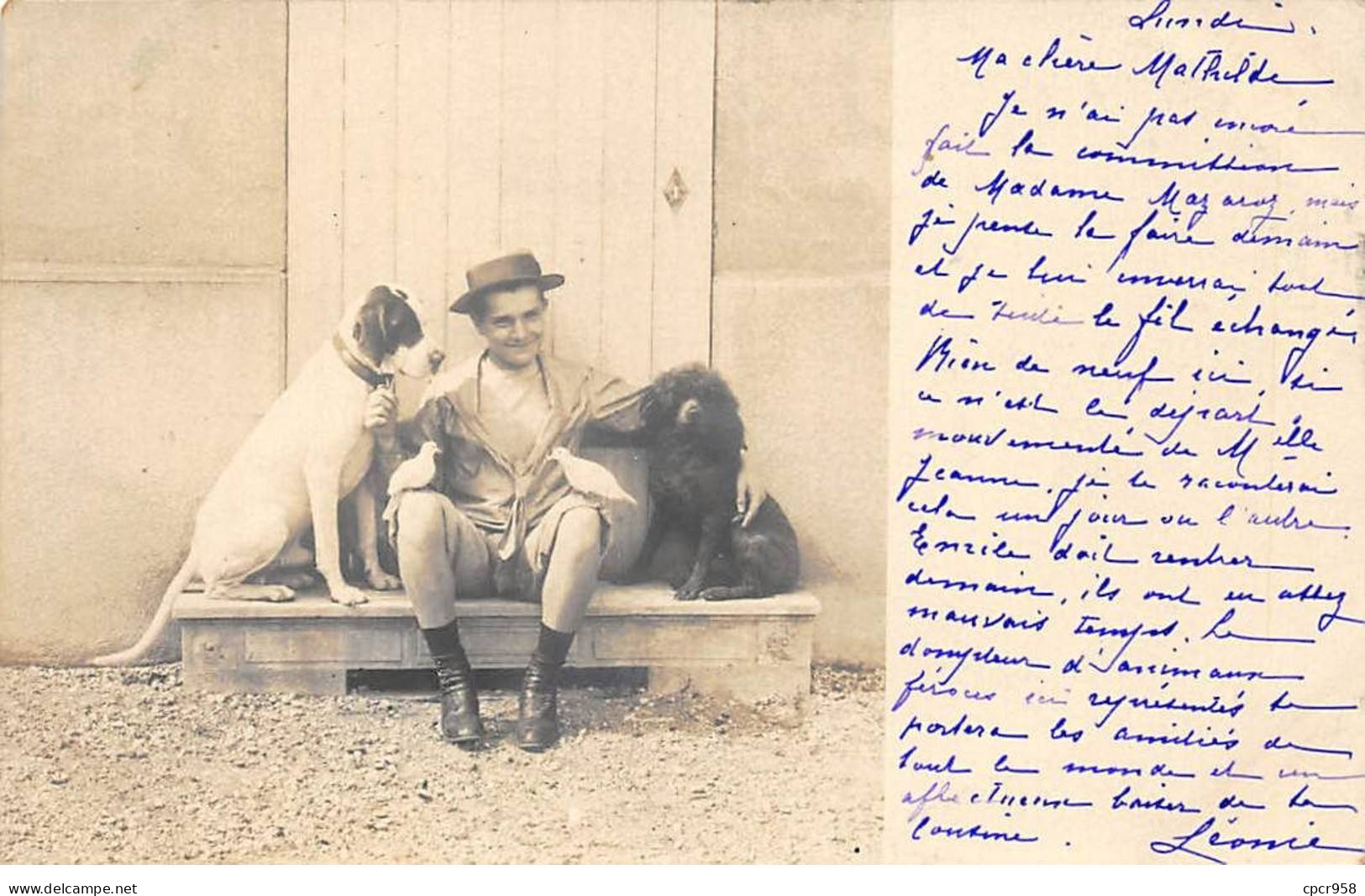 69 - N°91446 - LYON - Un Homme Assis Entouré De Deux Chiens - Carte Photo - Lyon 1