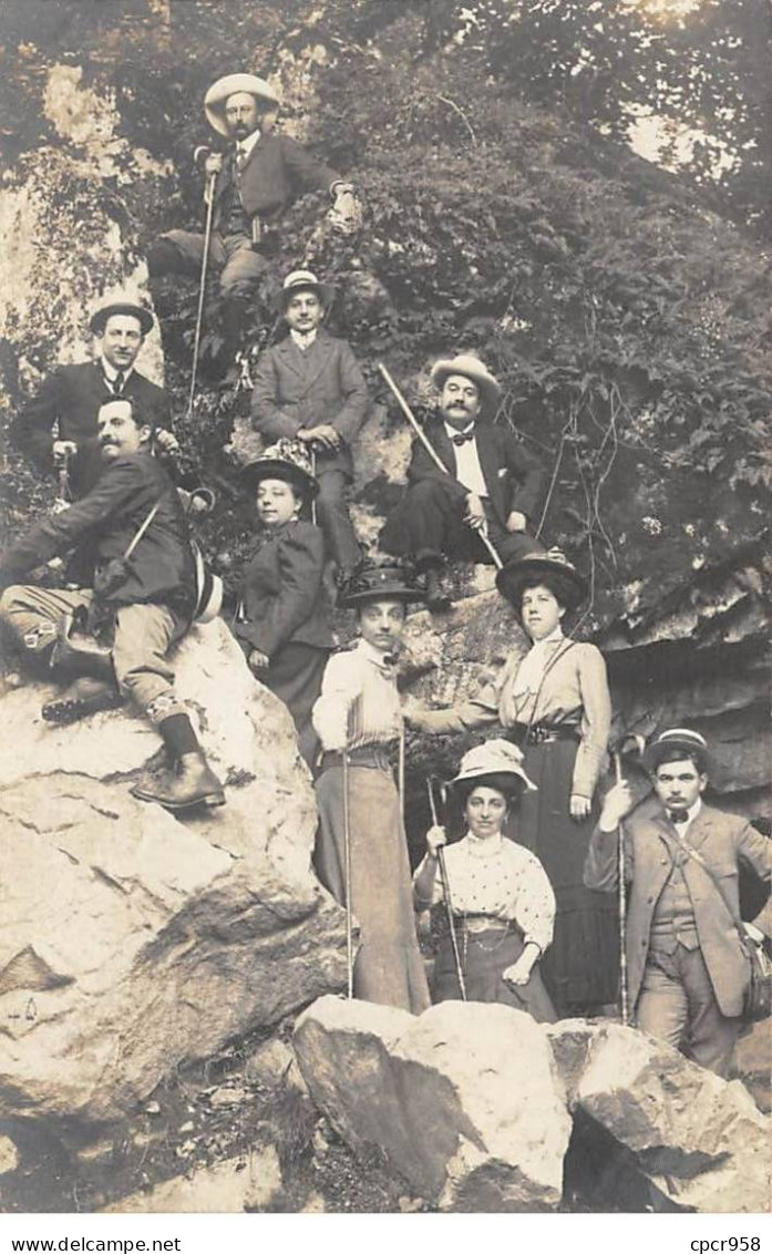 65 - N°91442 - CAUTERETS - Touristes à Lourdes Se Promenant Sur Des Rochers - Carte Photo - Cauterets