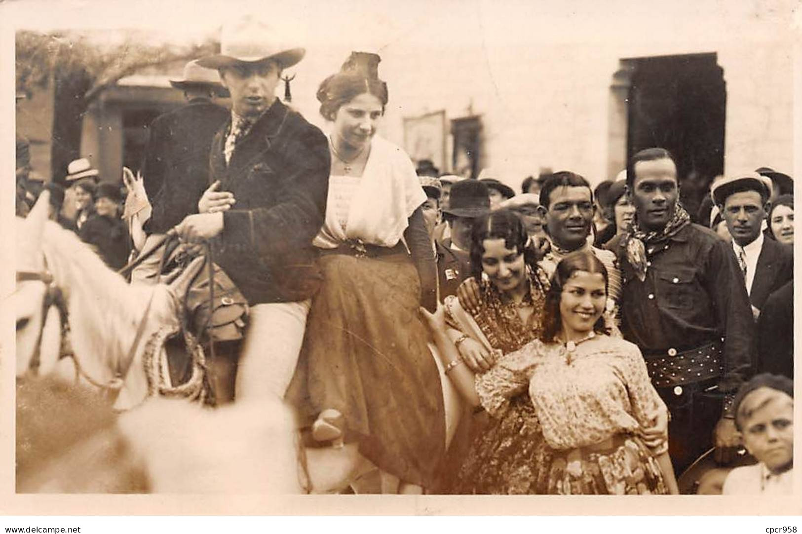 13 - N°91374 - Couple Sur Un Cheval, Entouré D'hommes Et De Femmes - Carte Photo George, à Localiser - Other & Unclassified