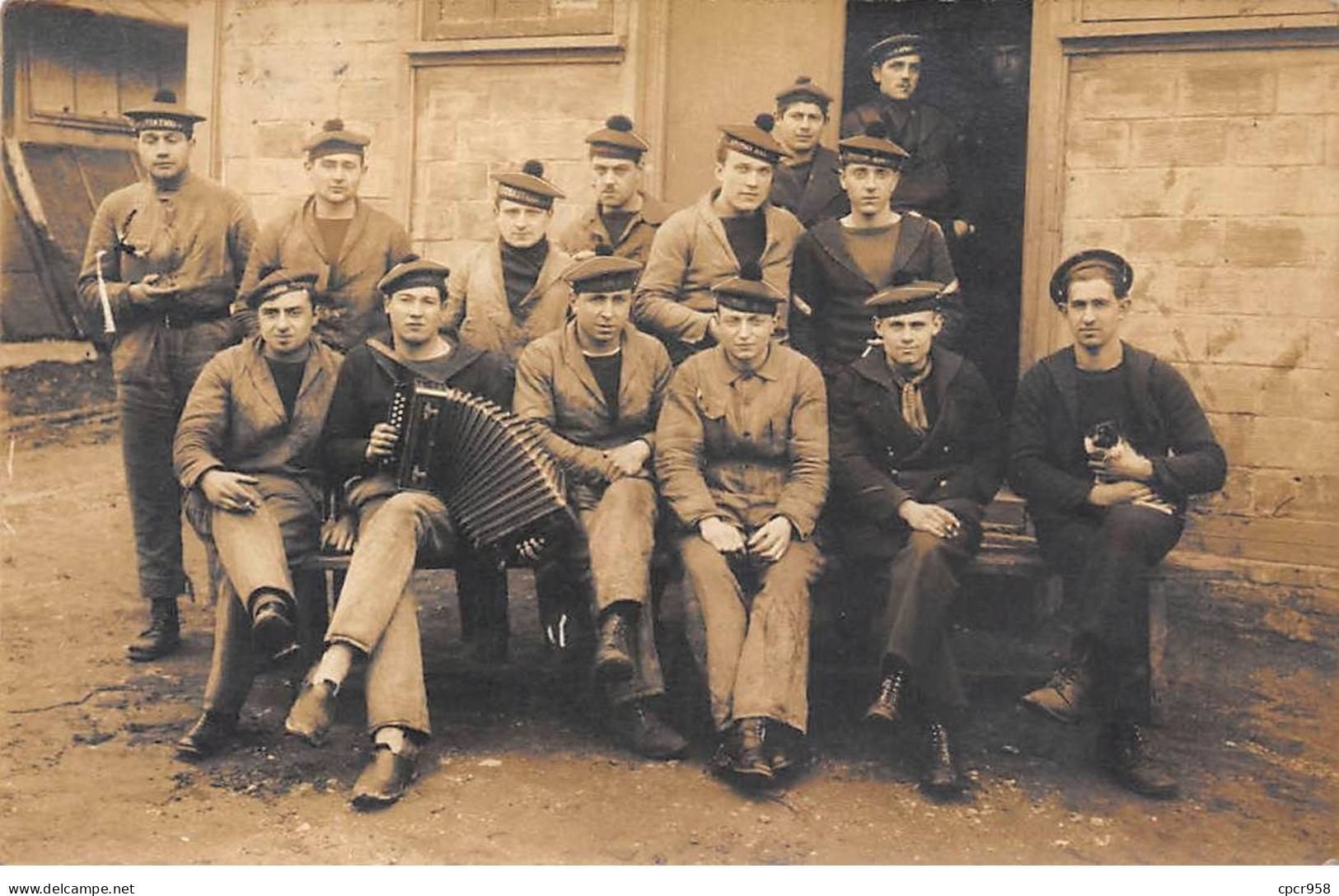 Militaire - N°91341 - Marin, Un Avec Un Accordéon - Aviation Nautique Sur Béret - Carte Photo à Localiser - Autres & Non Classés