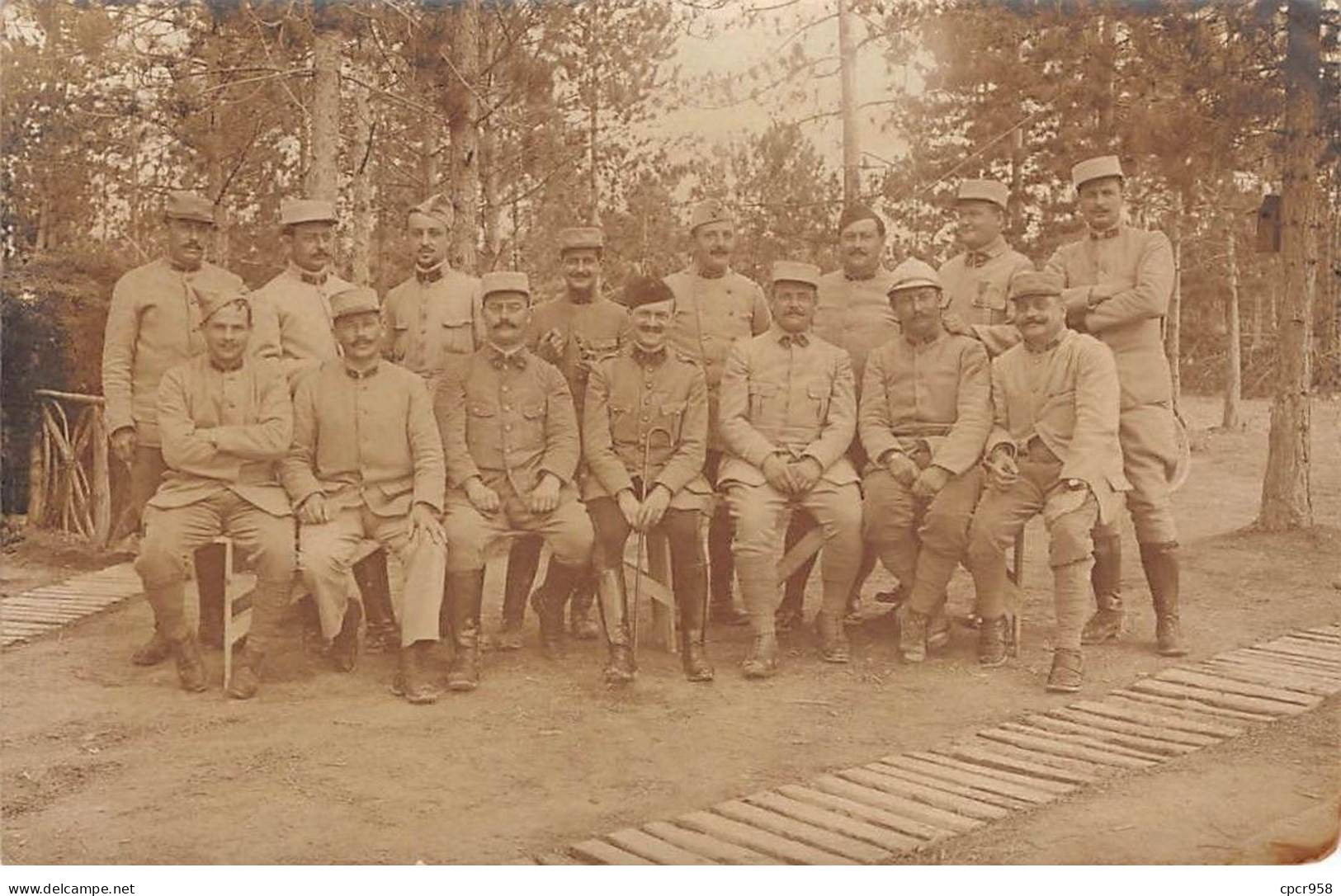 Militaire - N°91340 - Groupe De Militaires Assis - Carte Photo à Localiser - Autres & Non Classés