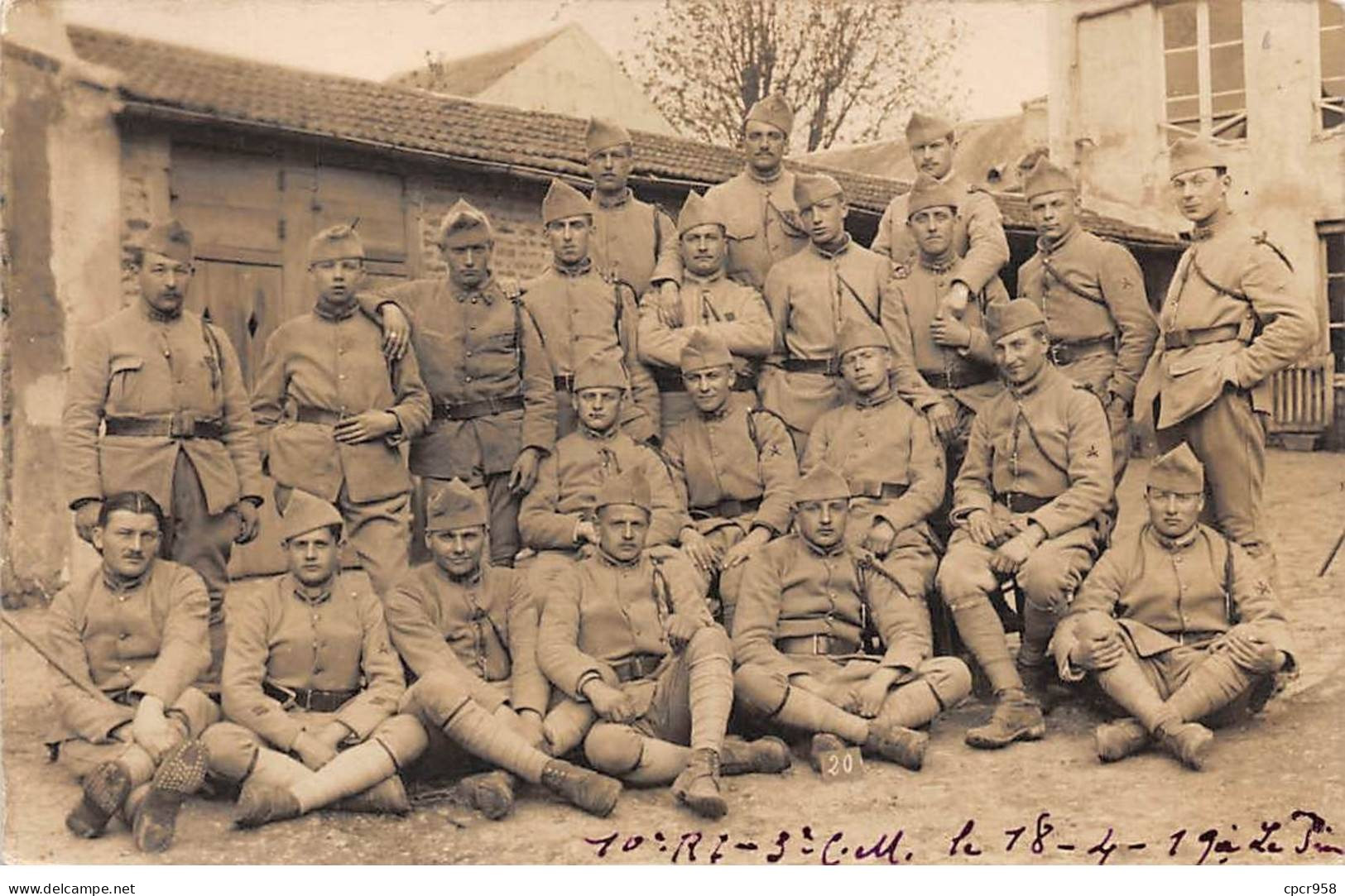 Militaire - N°91328 - Groupe De Militaires Dans Une Cour D'une Maison - Carte Photo à Localiser - Sonstige & Ohne Zuordnung