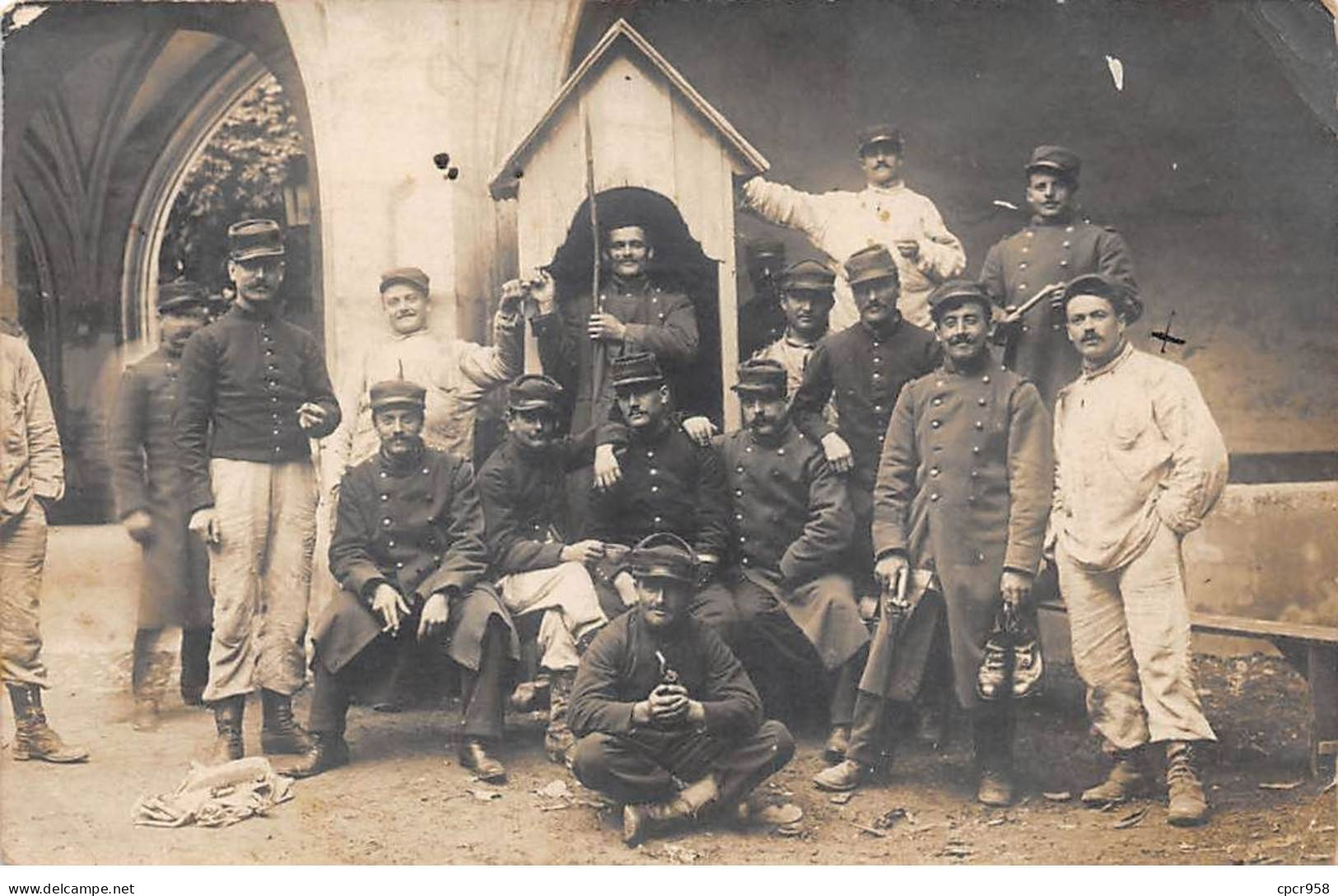 Militaire - N°91335 - Militaires Autour D'une Guérite De Garde - Carte Photo à Localiser - Autres & Non Classés