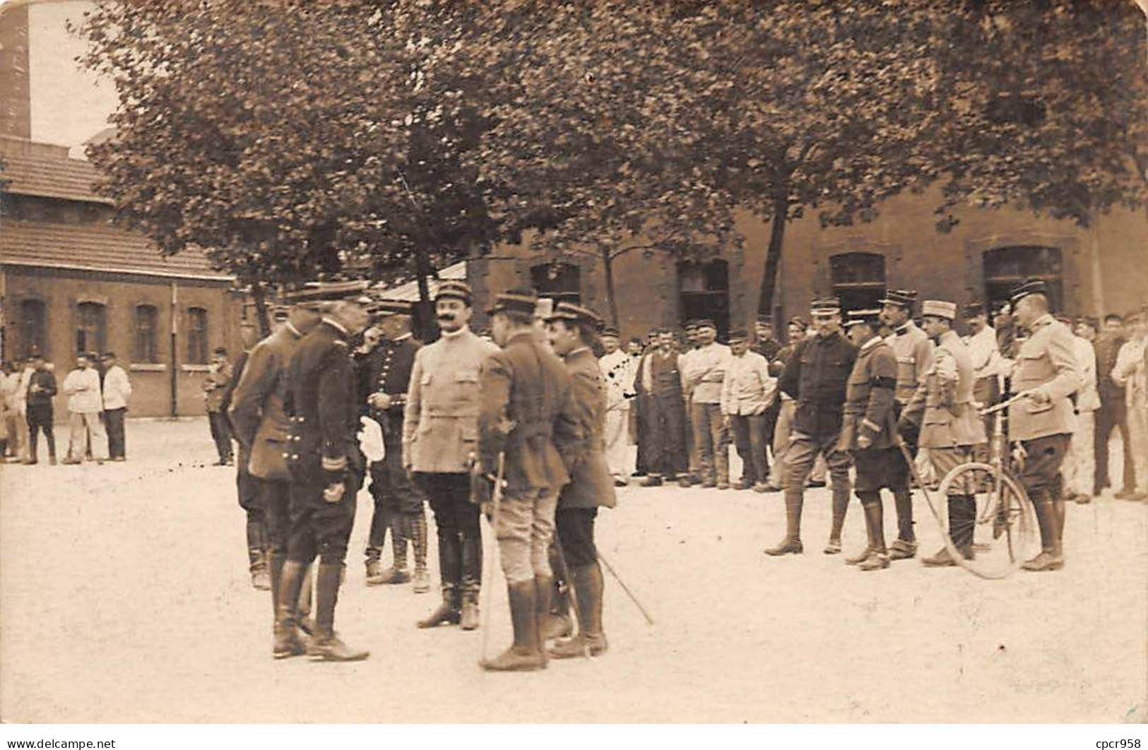 Militaire - N°91351 - Militaires Discutant Sur Une Place, Un Tenant Un Vélo - Carte Photo à Localiser - Autres & Non Classés