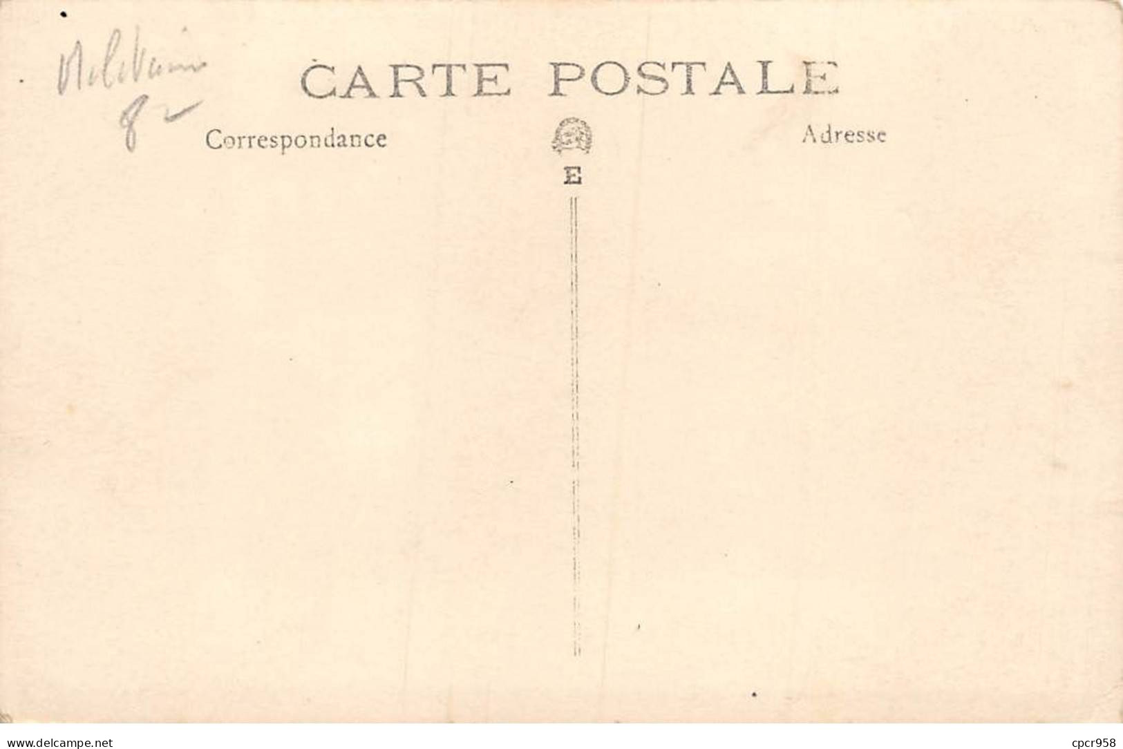 Militaire - N°91317 - Militaires Dans Une Cour, Certains Assis Sur Des Tonneaux - Carte Photo à Localiser - Autres & Non Classés