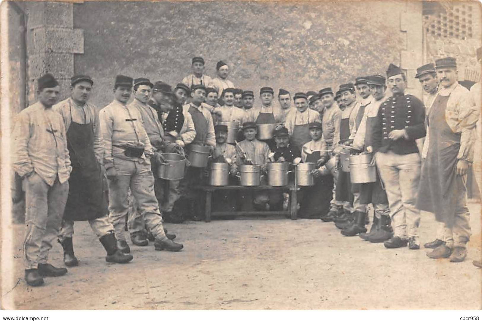 Militaire - N°91322 - Militaires Préparant Un Repas - Carte Photo à Localiser - Autres & Non Classés