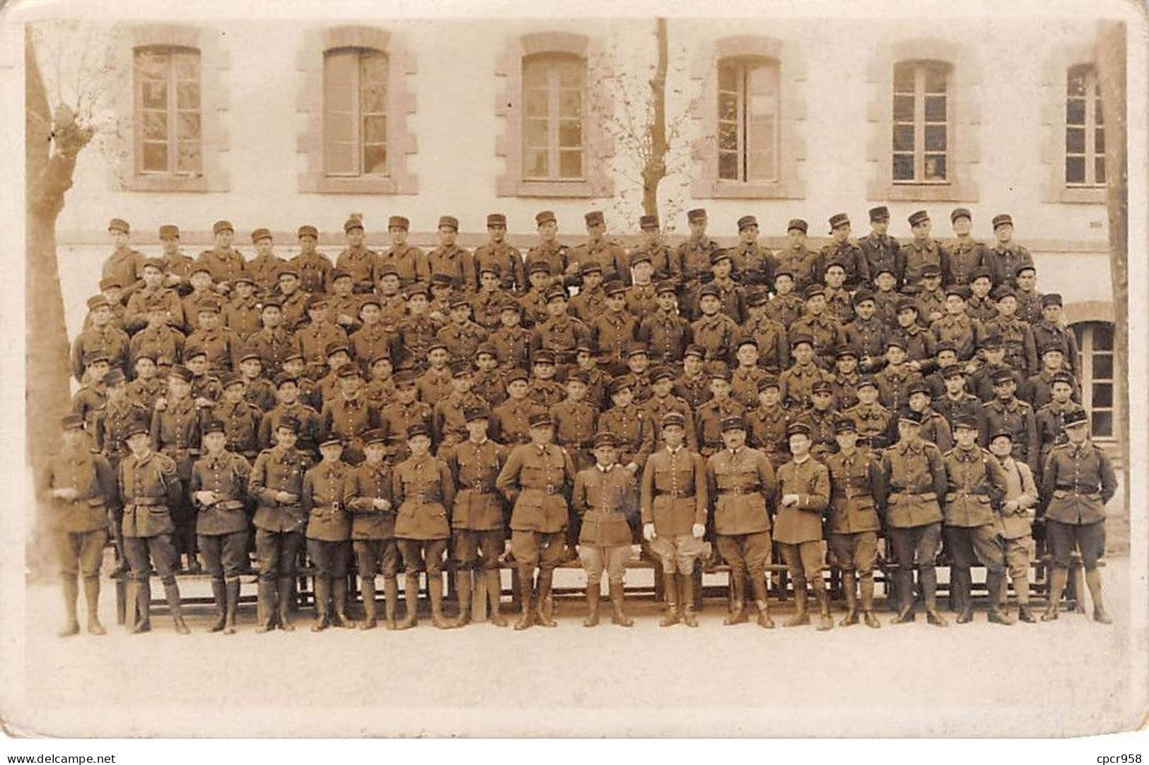 Militaire - N°91320 - Régiment Au Garde à Vous, Dans Une Cour - Carte Photo à Localiser - Regimente