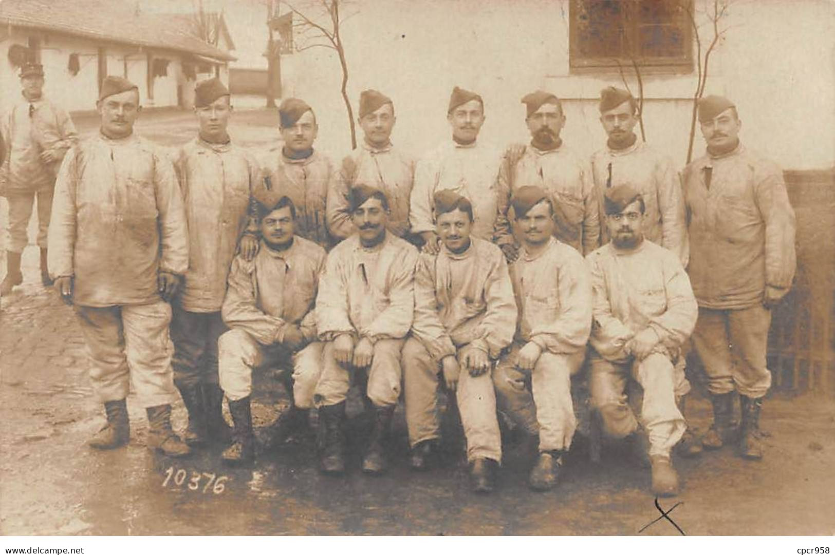 Militaire - N°91312 - Militaires Dans Une Cour - Carte Photo à Localiser - Sonstige & Ohne Zuordnung