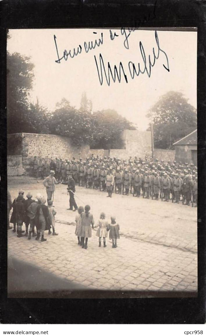 Militaire - N°91306 - Rassemblement Militaires Devant Des Enfants - Carte Photo à Localiser - Autres & Non Classés