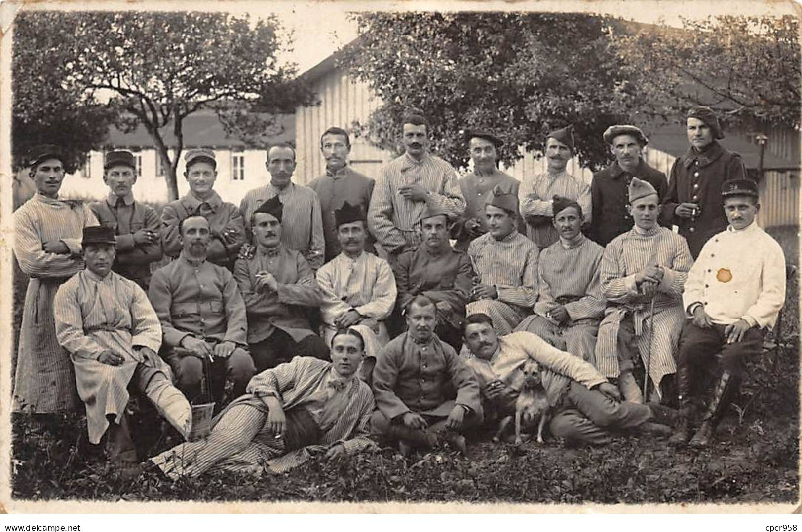 Militaire - N°91310 - Groupe De Militaires Dont Un Blessé Dans Un Jardin - Speger - Carte Photo - Autres & Non Classés