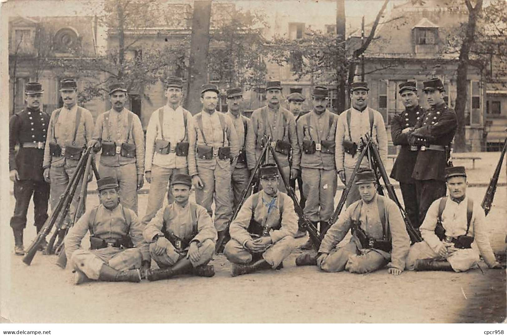 Militaire - N°91311 - Militaires Avec Leur Fusil Dans Une Rue D'une Ville - Carte Photo à Localiser - Sonstige & Ohne Zuordnung