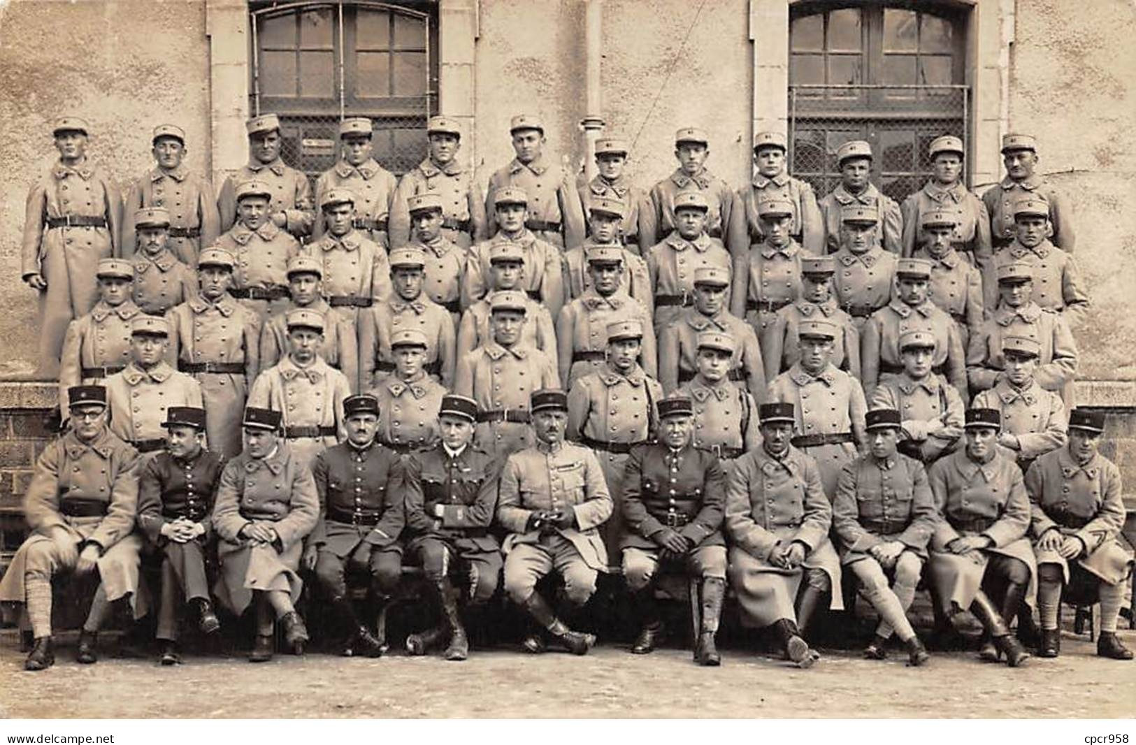 Militaire - N°91309 - Groupe De Militaires Avec Des Officiers Devant Un Bâtiment - Carte Photo à Localiser - Autres & Non Classés